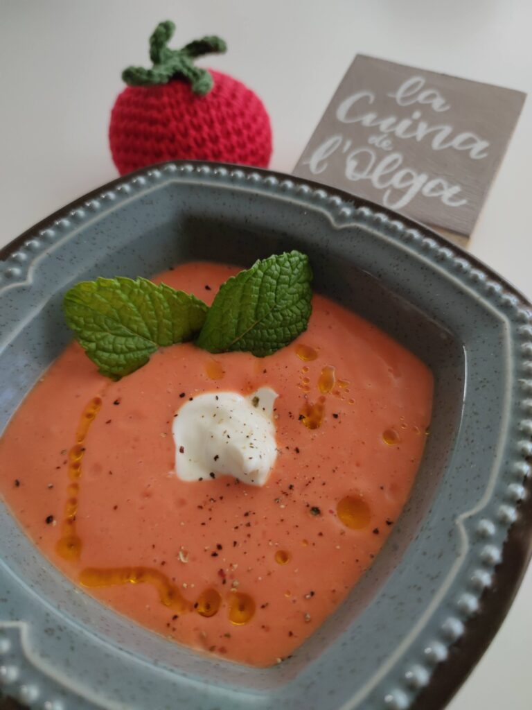 Sopa grega de tomaca i iogurt amb un toc de menta