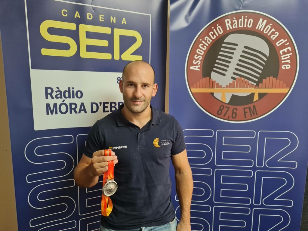 Manu Usach, ciclista de Móra la Nova, amb la medalla de plata de la prova de velocitat del Campionat d'Espanya de Pista