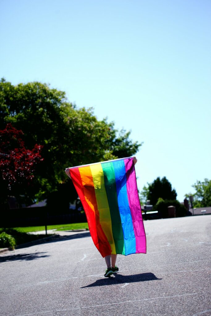 Un noi amb una bandera LGBTI