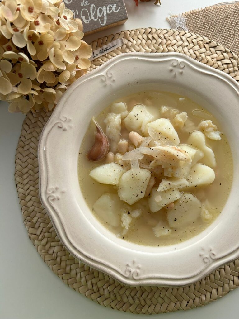 Patates amb bacallà i fesols a l'antiga