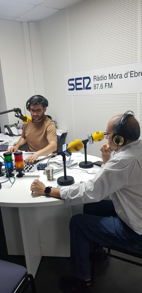 Albert Fuertes i Joan Launes, durant l'especial eleccions a Ràdio Móra d'Ebre