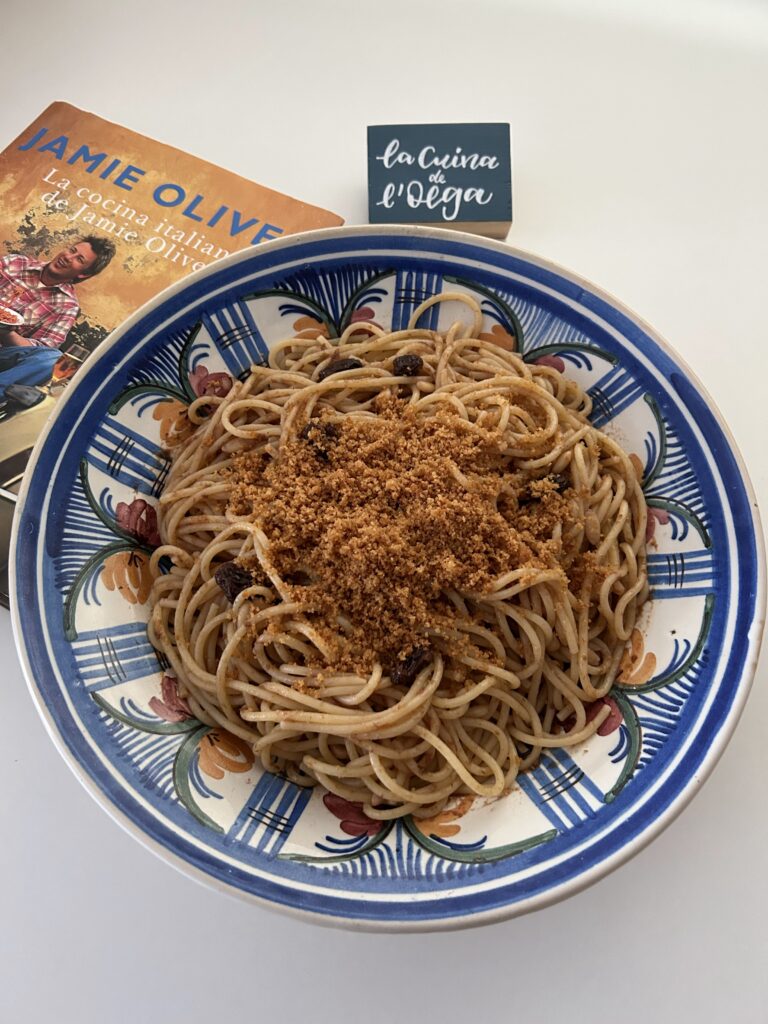 Pasta amb anxoves i salsa de tomaca i vi negre