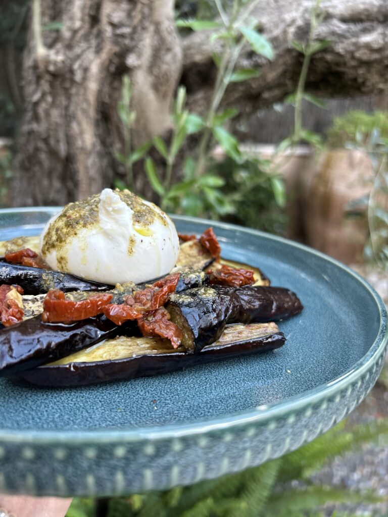 Albergínia rostida acompanyada de burrata
