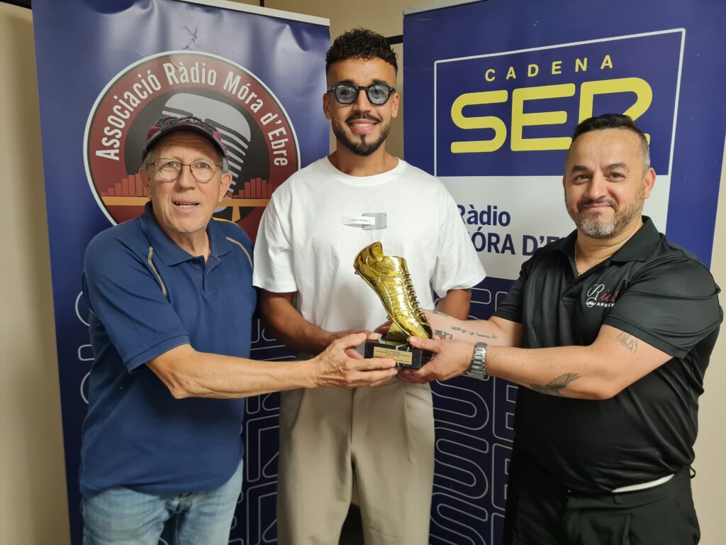 Francesc Granell i Samir Rhouni, representant de RIU's, amb el pitxitxi de la temporada, Adnane El Hbicha, del CF Corbera d'Ebre