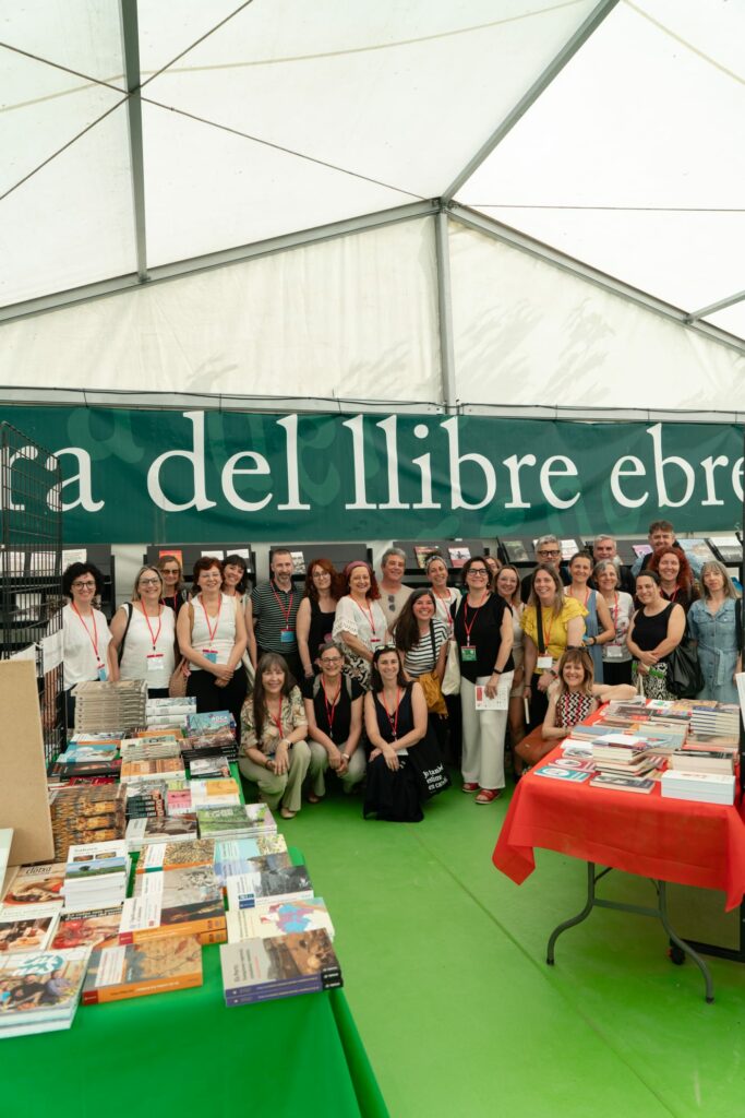 Un grup de bibliotecaris i bibliotecàries de Terres de l'Ebre a la Fira del Llibre Ebrenc