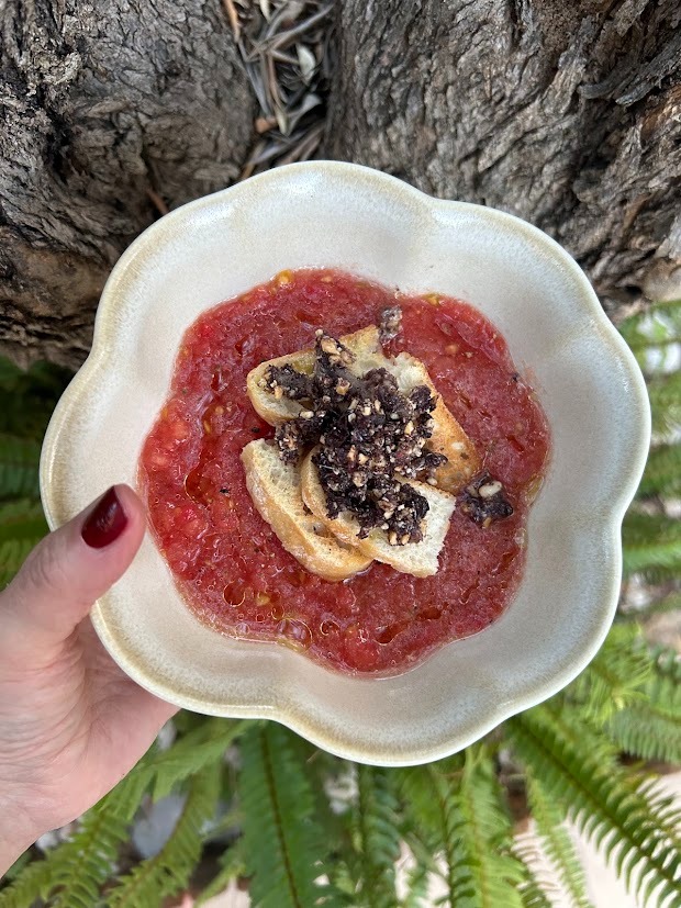 Sopa freda de tomaca amb picada d'olives negres