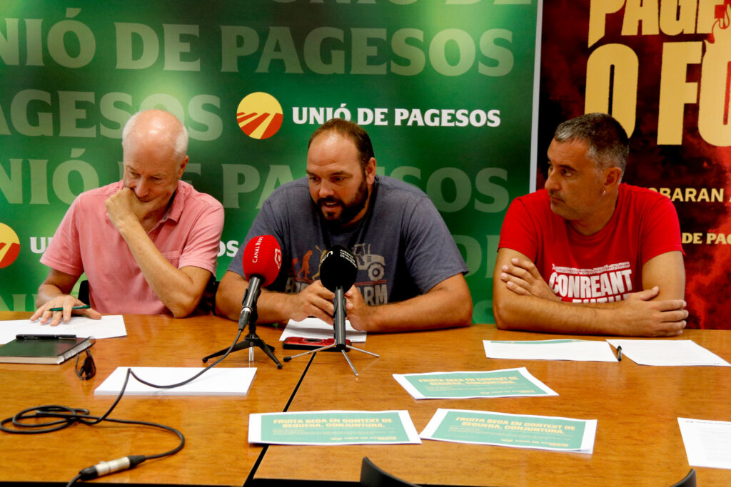 Sergi Martin, al centre, Responsable de Fruita Seca d'Unió de Pagesos