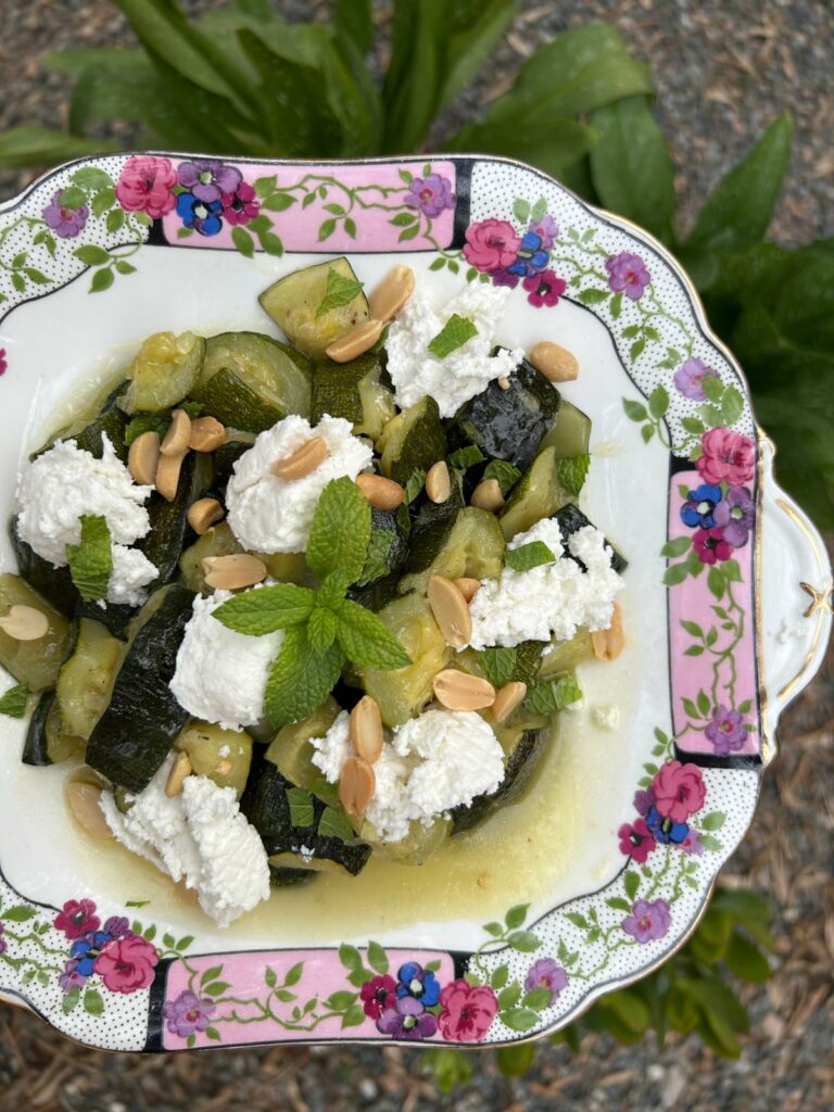 Amanida de carbassó, brossat, menta i cacahuets