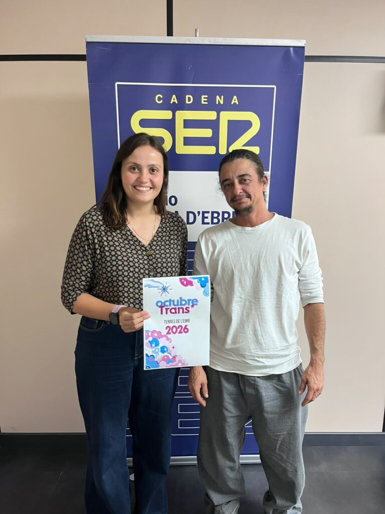 Eulàlia Pedrola, tècnica del SAI LGBTI+ del Consell Comarcal de la Ribera d’Ebre, i Verd Gatell, membre de l’Espai Trans de les Terres de l’Ebre